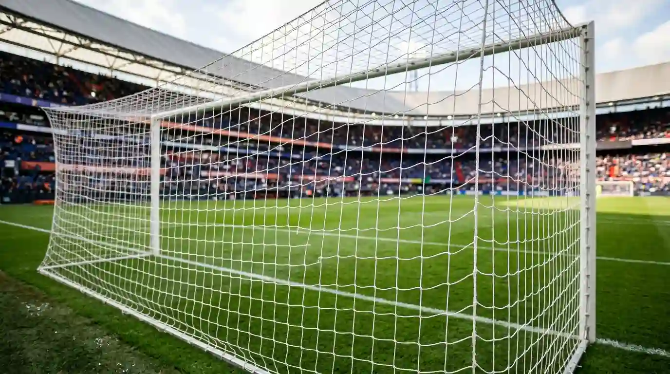 Fußballtor mit engmaschigem Netz aus niedriger Perspektive